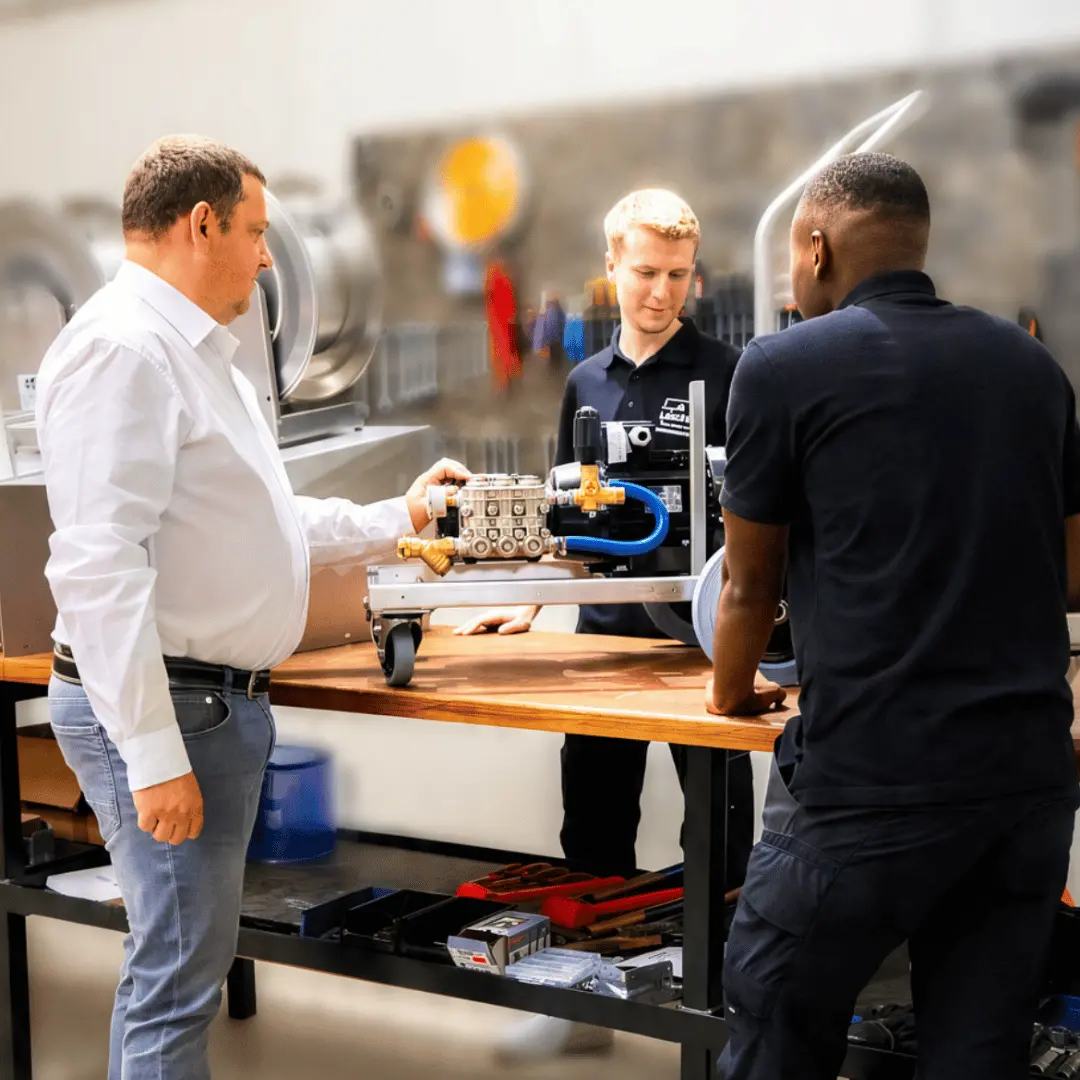 Team der Leschke Reinigungssysteme GmbH bei der Montage